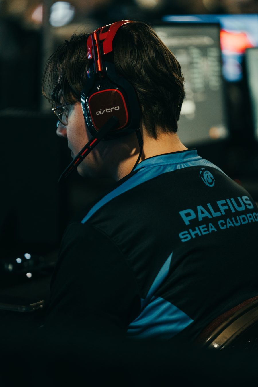 An Oceans player at an HCS LAN, in team jersey.